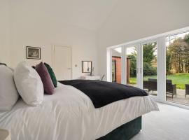 Modern 5BR Victorian Home in Liverpool，位于诺斯利的酒店