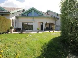 Pretty terraced house with garden level and garage