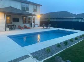 Lxry 4 BR Bckyd, Pool, Hot Tub near attrctns (Tal.)，位于Helotes的酒店