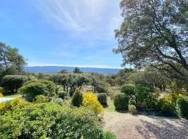 Pleasant vacation home with pool and Luberon view