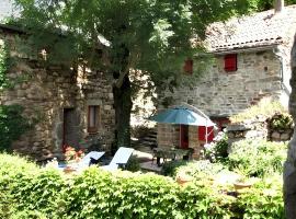 Maison cosy avec vue sur la montagne à Dompnac, cheminée，位于Dompnac的酒店