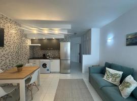 Liwia beautiful apartment in the first Oceanline in Los Cristianos.，位于洛斯克里斯蒂亚诺斯的公寓