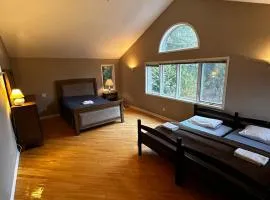Stylish and Spacious Master Bedroom Suite for 3-5 Members P4a