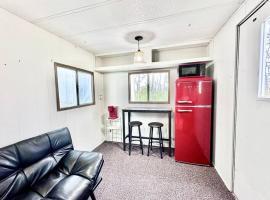 Trestle Creeks Farmhouse Fort Tiny House，位于布卢明顿的酒店