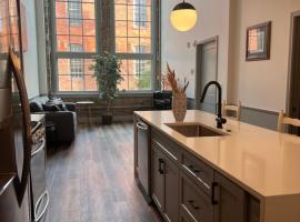 Prime 2BR Condo Historic Morris Ave, Downtown Birmingham，位于伯明翰的酒店