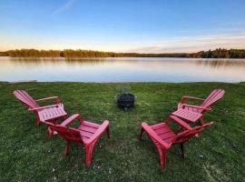 Waterfront cottage with kayaks and a hot tub，位于Belwood的带停车场的酒店