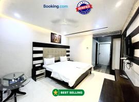 HOTEL P PALACE ! VARANASI fully-Air-Conditioned-hotel lift-and-Parking-availability, near Kashi Vishwanath Temple, and Ganga ghat，位于瓦拉纳西的酒店
