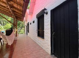 Cabañas Monteleón Paicol- Huila，位于La Laja的带按摩浴缸的酒店