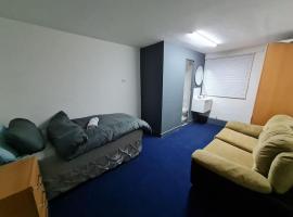 Room near East Midland Airport Room 6，位于凯格沃思的公寓