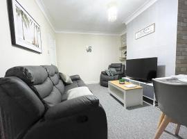 Cosy home, family & contractor friendly 4 bedroom near Leeds centre, sleeps 7，位于利兹的度假屋