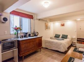 Sky Garden Sarandi [ Studio ] Pool & Barbacue，位于蒙得维的亚的带泳池的酒店