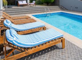 Luxury Haven: Heated Pool, AC & Sun，位于蓬他达维托亚的酒店