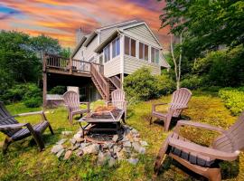 The Nest at Pinecrest by AvantStay Hot Tub Spacious Deck Game Room Fire Pit，位于Pocono Pines的酒店