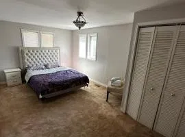 Beautiful Private Room Near Restaurants Shopping and Transit P1