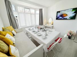 Luxurious House near Excel- Air Conditioning, 9 Beds, 2 Baths, Garden, fast WiFi，位于伦敦伊斯塔木附近的酒店