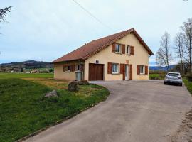 Gîte spacieux avec cheminée, proche nature, accessible PMR, idéal famille et motards - FR-1-589-34，位于Anould的酒店