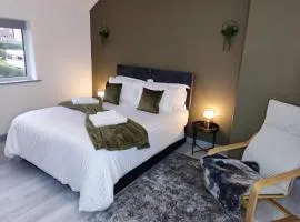 Comfortable 3 Bedrooms Leeds Beach House - Ideal for Family and Contractors - Free WIFI, Projector in bedroom and Free Parking for 2 cars