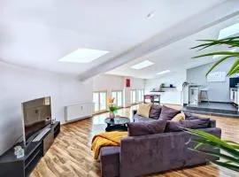 Großes modernes Loft mit Tischkicker, Billiard und Heimkino in Uni und Klinik Nähe