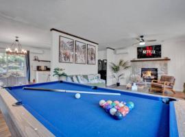 Pool Table - Game Room - Spacious Home in Poconos，位于Pocono Summit的公寓