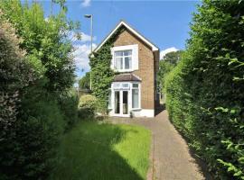 Detached 4-Bed House near Heathrow，位于埃格姆的酒店