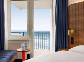 Vienna House by Wyndham Amber Baltic Miedzyzdroje，位于米兹多洛杰的带泳池的酒店