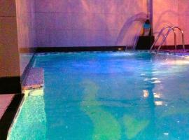 阿卡吕诺埃酒店，位于锡纳亚的带泳池的酒店