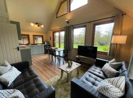 RoseTree Lodge 3 bed Sleeps 6，位于Michaelstow的酒店