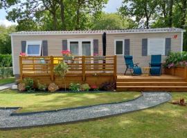 Mobil-home spacieux et confortable avec terrasse bien exposée，位于Marcilly-sur-Eure的酒店