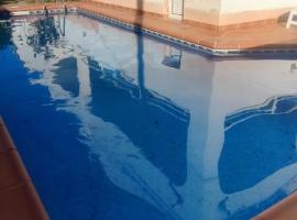 Calafell, preciosa casa piscina /playa，位于卡拉费尔的酒店