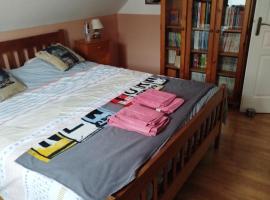 Chambre rouge dans maison avec parking，位于克吕斯的酒店