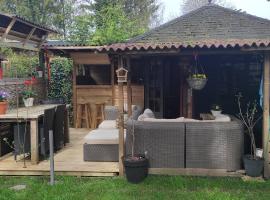 "Tempat Senang" chalet on the beautiful Veluwe with airco sauna bbq jacuzzi beamer and dog，位于皮滕的木屋