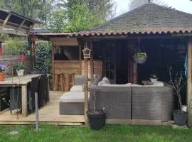 "Tempat Senang" chalet on the beautiful Veluwe with airco sauna bbq jacuzzi beamer and dog