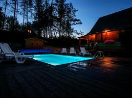 Domek całoroczny JELENIÓWKA na Kaszubach z balią na wyłaczność,wspólny basen i bilard z domkiem Sówka - Ostrowite Leśna Dolina，位于苏尔茨兹诺的酒店