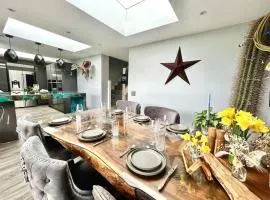 Unique & Pet Friendly Luxury Retreat With Hot Tub