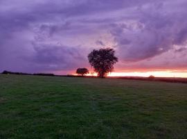 Les Chaumes Violettes-Chambres & Table d'hôtes à la campagne, Berry，位于Cluis的酒店