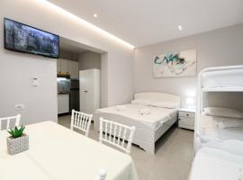 Vila Feliz - Premium Rooms with Free Private Parking，位于伏罗拉的酒店