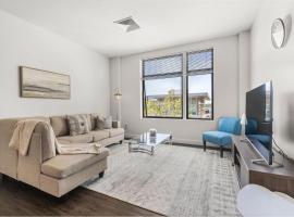 Lovely Apartment in Assembly Row, Somerville，位于萨默维尔的酒店