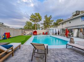 Family Fun House with Heated Pool & Hot Tub & Pool Table in Chandler，位于钱德勒的酒店