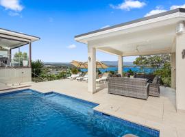 HEATed Pool, Lake & Beach, Luxury 5 B/R House，位于Lake Illawarra的酒店