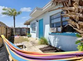 Blue Bungalow 1 Block From Beach