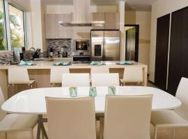 Spectacular apartment in levent eagle beach，位于棕榈滩鹰海滩附近的酒店