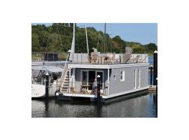 Houseboat Liliput Comfortable holiday residence，位于施特拉尔松德的酒店