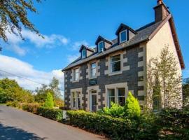 Room 1, Loch Etive House, Connel near Oban，位于康内尔的带停车场的酒店