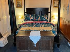 Captain's Nook, Luxurious Victorian Apartment with Four Poster Bed and Private Parking only 8 minutes walk to the Historic Harbour，位于布里克瑟姆的酒店