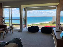Southern Sands' Beachfront Apartment，位于埃利奥特港的酒店