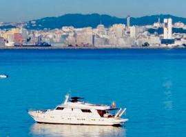 BARCO CLASICO YATE OCEAN FALCON by ALBARARI con salida navegación Coruña Capacidad 10 personas, 5 camarotes selecciona tu camarote doble Día y noche a bordo 12pm-930am，位于拉科鲁尼亚的船屋
