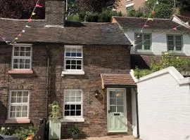 Bramble cottage with free parking
