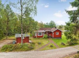 Idyllisch gelegenes ebenerdiges Ferienhaus mit Terrasse und Wintergarten mit traumhaften Blick in die Weite der Umgebung，位于Svenljunga的住所