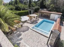 Ruhig gelegenes Ferienhaus mit beheiztem Pool und Meerblick am Rande einer Olivenplantage