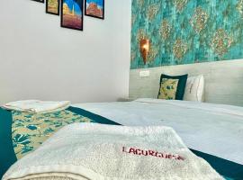 La Curcuma Luxury Homestay，位于克久拉霍的酒店